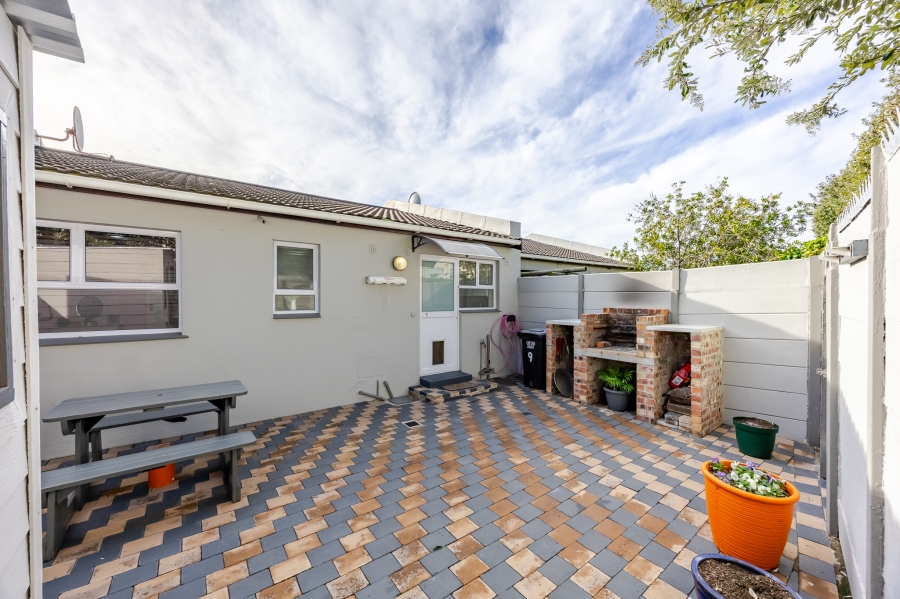 2 Bedroom Property for Sale in Lakeside Western Cape
